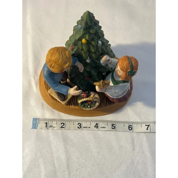 Avon‎ Christmas Memories 1982 Second Edition Figurine Decorating Tree - Picture 6 of 8